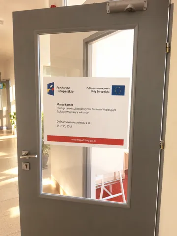 Zdjęcie drzwi do biura scwew z informacją o dofinansowaniu